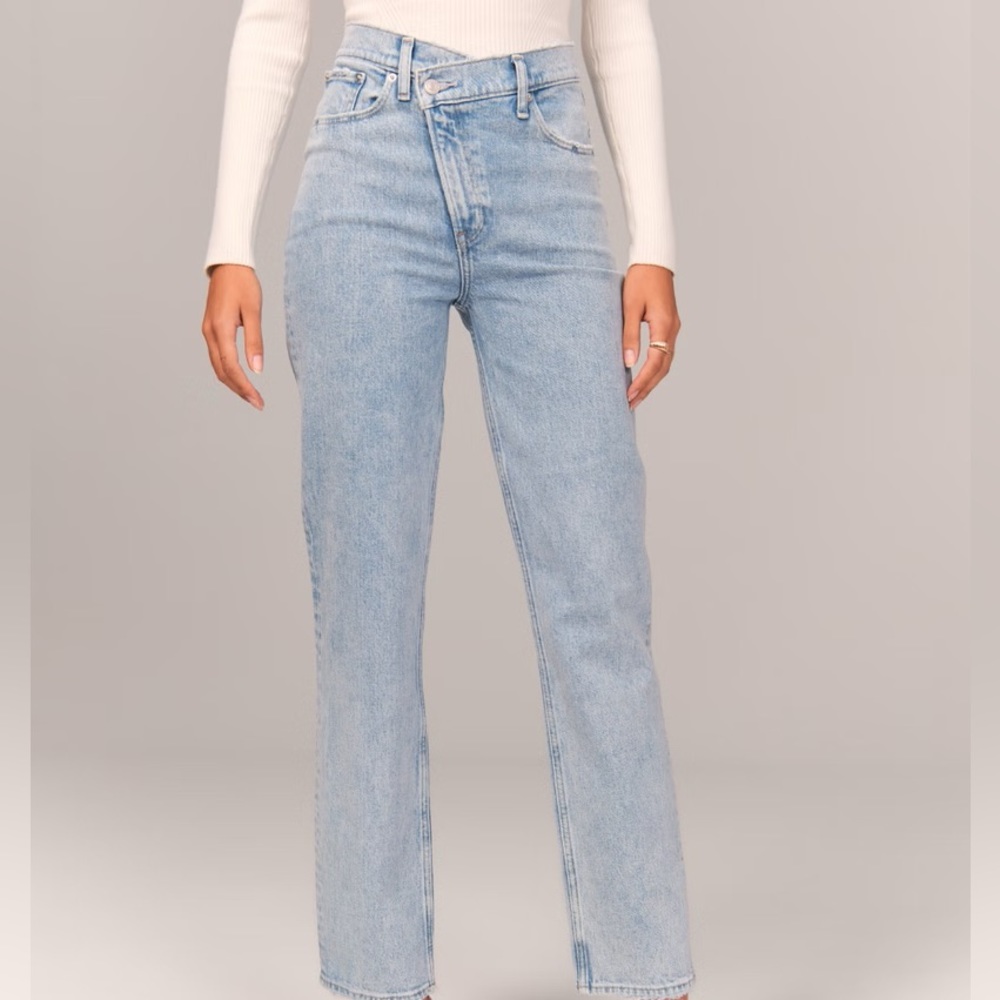 Abercrombie Women's Ultra High Rise 90s Straight Jean 26 XS extra short